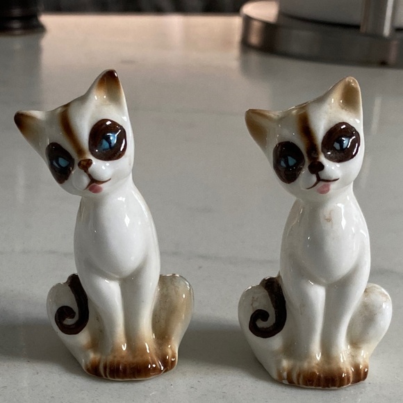 Vintage Salt Shakers set of 2 - Picture 1 of 8